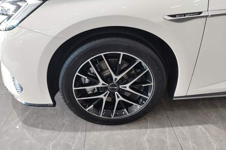 Used BYD Seal 07 DM-i 2025 DM-i 1.5L 125km Elite Model Left Front Wheel Hub