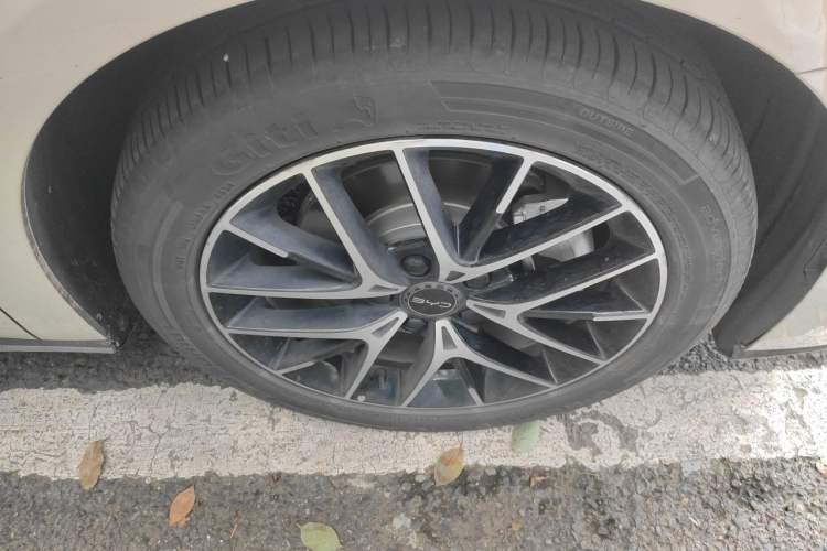 Used BYD Seal 07 DM-i 2025 DM-i 1.5L 125km Luxury Model Right Front Wheel Hub