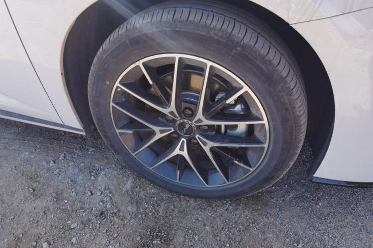 Used BYD Seal 07 DM-i 2025 DM-i 1.5L 125km Luxury Model Right Front Wheel Hub