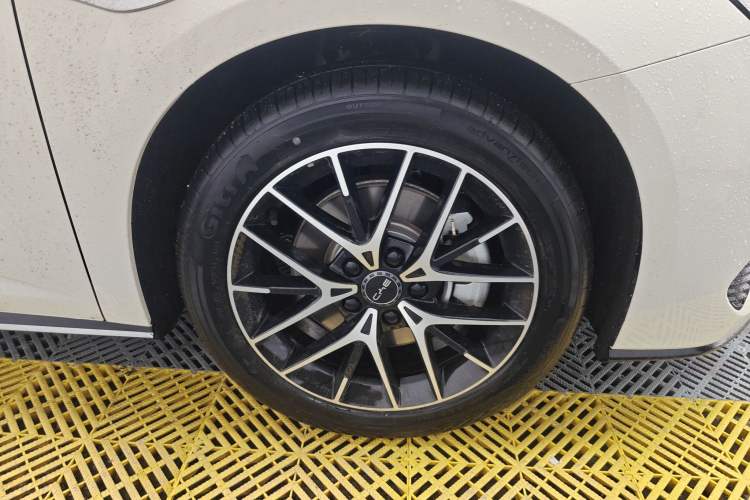 Used BYD Seal 07 DM-i 2025 DM-i 1.5L 125km Prestige Model Right Front Wheel Hub