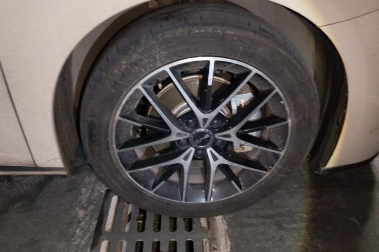 Used BYD Seal 07 DM-i 2025 DM-i 1.5L 125km Luxury Model Right Front Wheel Hub