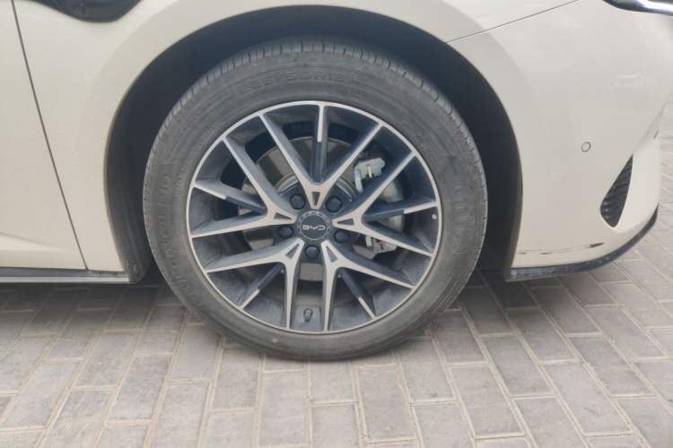 Used BYD Seal 07 DM-i 2025 DM-i 1.5L 125km Elite Model Right Front Wheel Hub