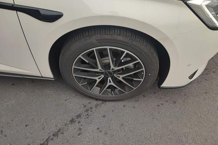 Used BYD Seal 07 DM-i 2025 Intelligent Driving Version DM-i 1.5T 125 km Range Flagship Edition Right Front Wheel Hub