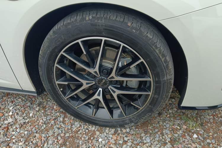 Used BYD Seal 07 DM-i 2025 DM-i 1.5L 125km Elite Model Right Front Wheel Hub