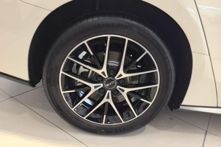 Used BYD Seal 07 DM-i 2025 Intelligent Driving Version DM-i 1.5L 125 km Prestige Edition Right Rear Wheel Hub