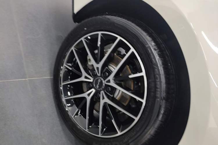 Used BYD Seal 07 DM-i 2025 Intelligent Driving Version DM-i 1.5L 125 km Prestige Edition Right Rear Wheel Hub