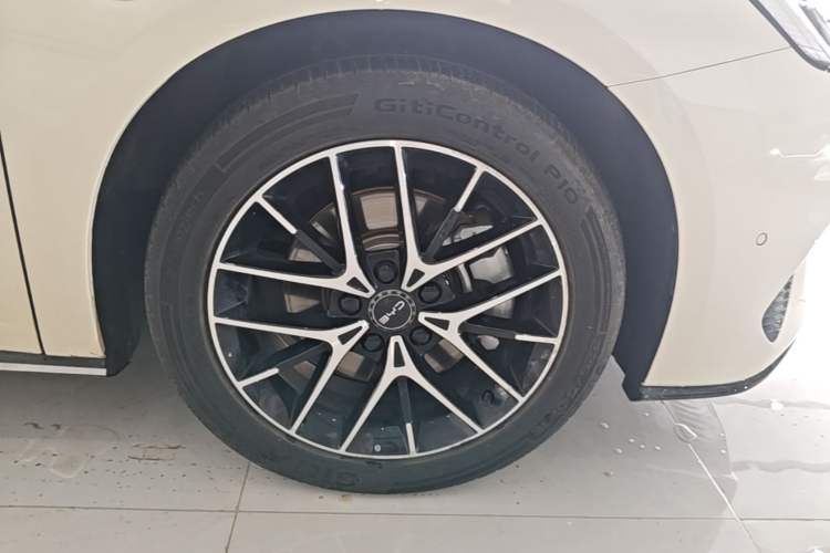Used BYD Seal 07 DM-i 2025 DM-i 1.5L 125km Prestige Model Right Rear Wheel Hub