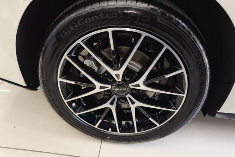 Used BYD Seal 07 DM-i 2025 DM-i 1.5L 125km Luxury Model Right Rear Wheel Hub