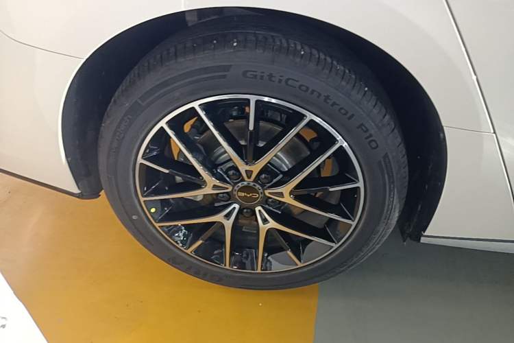 Used BYD Seal 07 DM-i 2025 Intelligent Driving Version DM-i 1.5L 125 km Prestige Edition Right Rear Wheel Hub