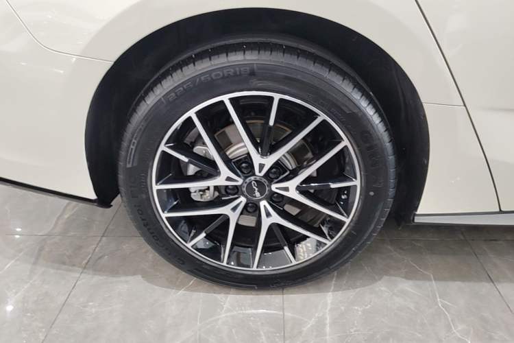 Used BYD Seal 07 DM-i 2025 DM-i 1.5L 125km Elite Model Right Rear Wheel Hub