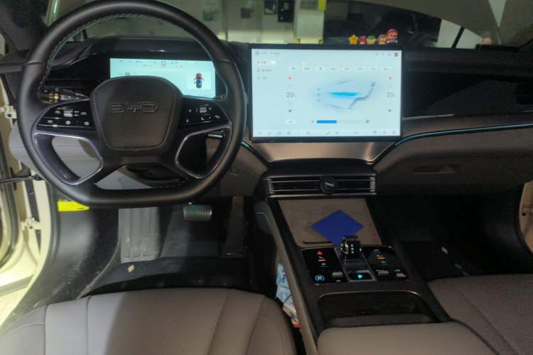 Used BYD Seal 07 DM-i 2025 DM-i 1.5L 125km Luxury Model Center Console