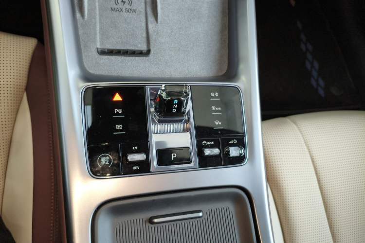 Used BYD Seal 07 DM-i 2025 Intelligent Driving Version DM-i 1.5L 125 km Prestige Edition Gear Lever