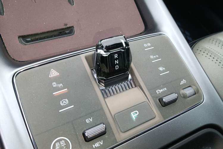 Used BYD Seal 07 DM-i 2025 DM-i 1.5L 125km Luxury Model Gear Lever