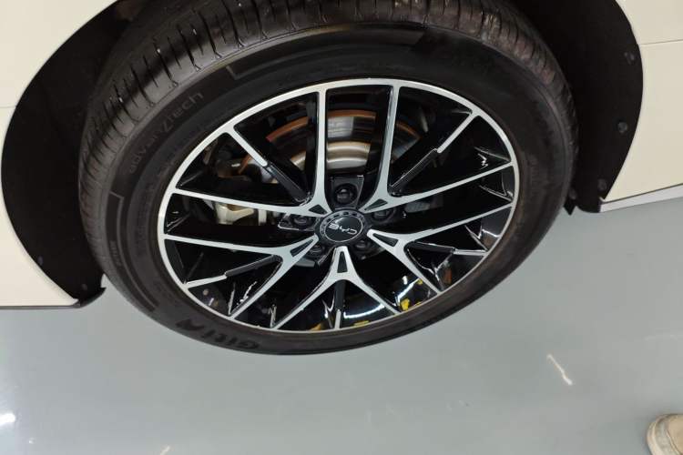 Used BYD Seal 07 DM-i 2025 DM-i 1.5L 125km Luxury Model Right Rear Wheel Hub