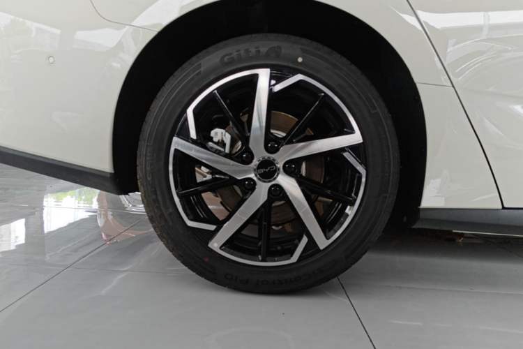 Used BYD Seal 07 DM-i 2026 DM-i 1.5T 135km Prestigious Edition Right Rear Wheel Hub