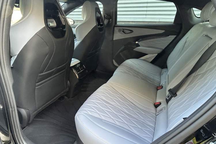 Used BYD Seal 2022 550 km Standard Range Rear-Wheel Drive Prestige Version Interior 4