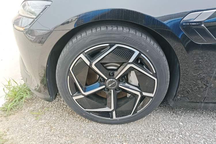 Used BYD Seal 2022 700 km Long-Range Rear-Wheel-Drive Version Left Front Wheel Hub