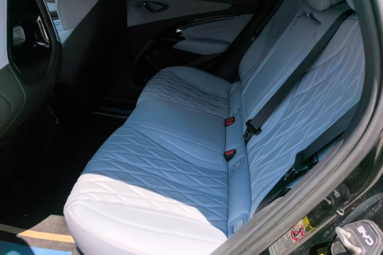 Used BYD Seal 2022 550 km Standard Range Rear-Wheel Drive Prestige Version Left Rear Seat