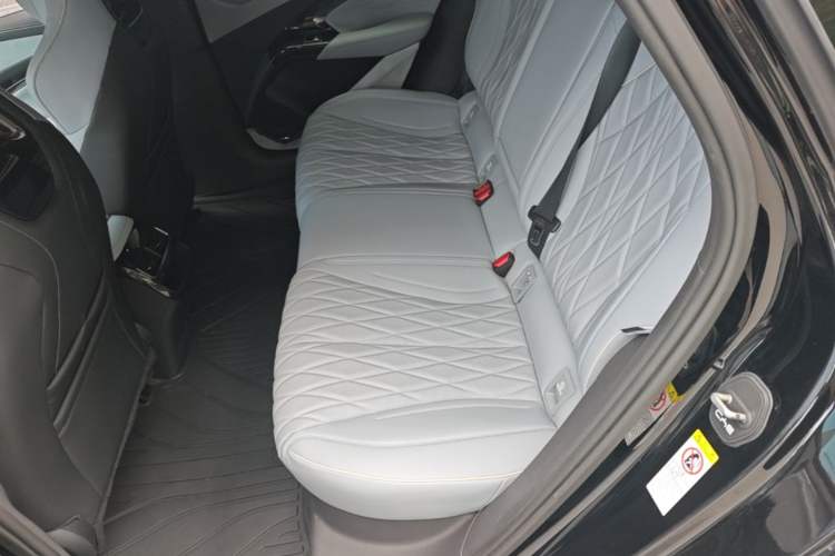 Used BYD Seal 2022 550 km Standard Range Rear-Wheel Drive Prestige Version Left Rear Seat