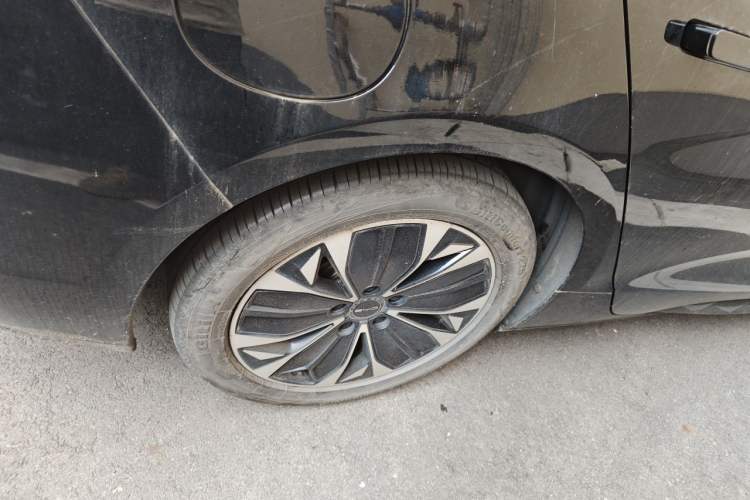 Used BYD Seal 2022 550 km Standard Range Rear-Wheel Drive Prestige Version Right Front Wheel Hub