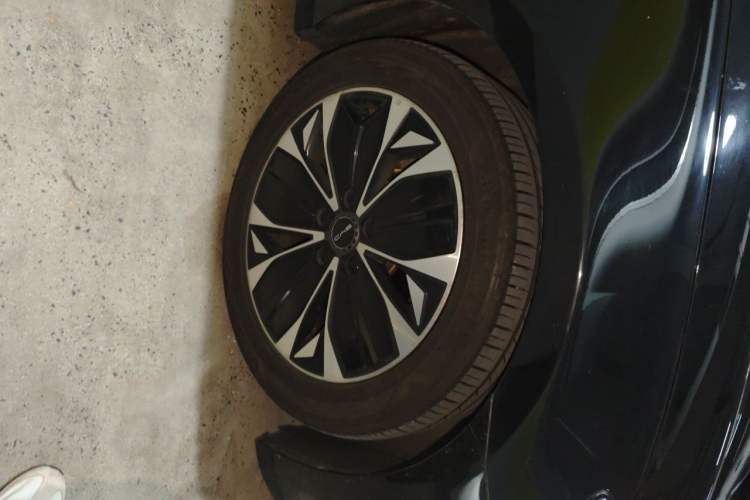 Used BYD Seal 2022 550 km Standard Range Rear-Wheel Drive Prestige Version Right Front Wheel Hub