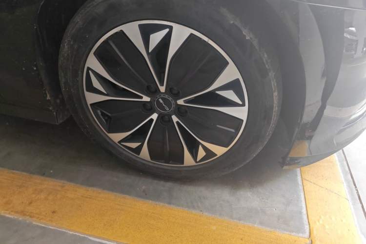 Used BYD Seal 2022 550 km Standard Range Rear-Wheel Drive Prestige Version Right Front Wheel Hub