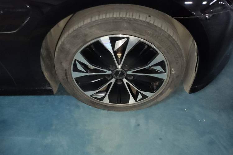 Used BYD Seal 2022 550 km Standard Range Rear-Wheel Drive Prestige Version Right Front Wheel Hub