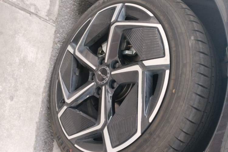 Used BYD Seal 2022 550 km Standard Range Rear-Wheel Drive Elite Version Right Front Wheel Hub