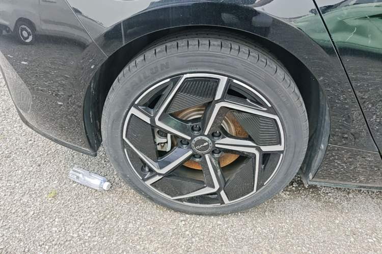 Used BYD Seal 2022 700 km Long-Range Rear-Wheel-Drive Version Right Rear Wheel Hub