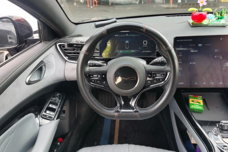 Used BYD Seal 2022 550 km Standard Range Rear-Wheel Drive Elite Version Steering Wheel