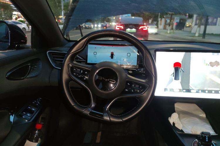 Used BYD Seal 2022 550 km Standard Range Rear-Wheel Drive Elite Version Steering Wheel