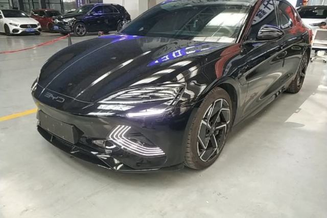 BYD Seal 2022 700 km Long-Range Rear-Wheel-Drive Version d’occasion
