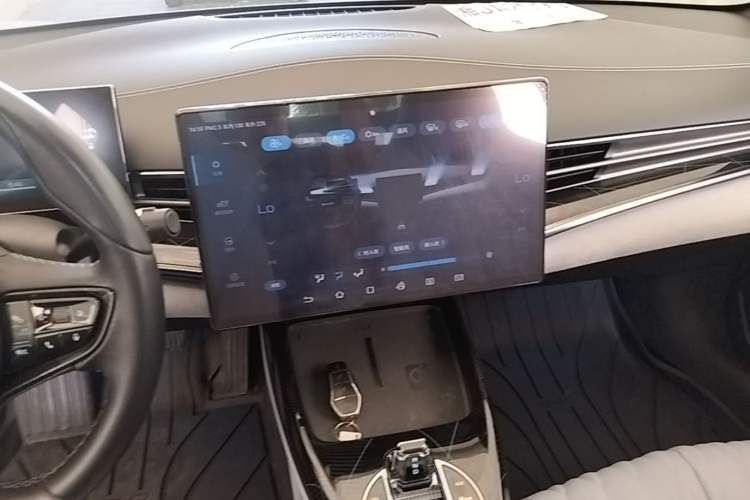 Used BYD Seal 2022 550 km Standard Range Rear-Wheel Drive Prestige Version Audio And AC Panel