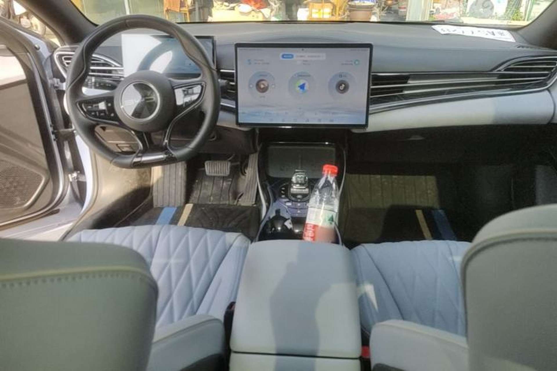 Used BYD Seal 2022 550 km Standard Range Rear-Wheel Drive Elite Version Center Console