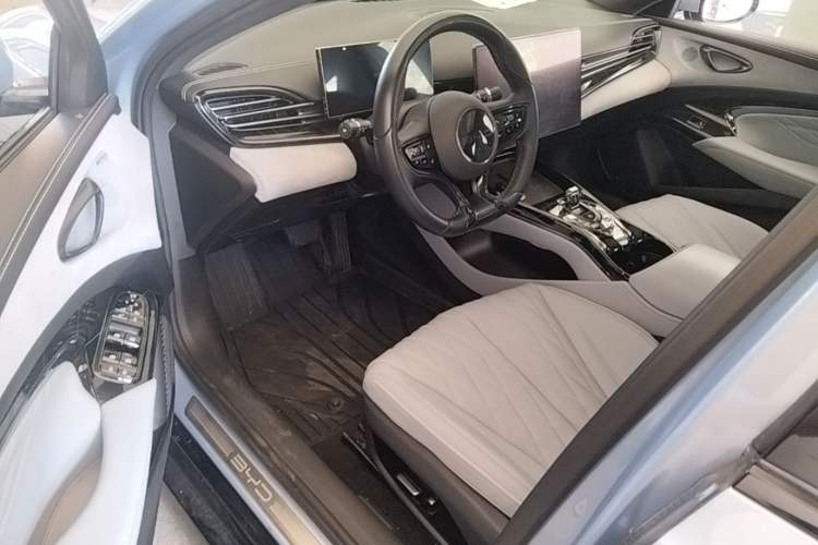 Used BYD Seal 2022 550 km Standard Range Rear-Wheel Drive Prestige Version Driver Seat