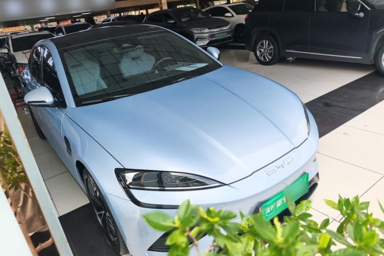 Used BYD Seal 2022 550 km Standard Range Rear-Wheel Drive Prestige Version Front Right 45 Deg