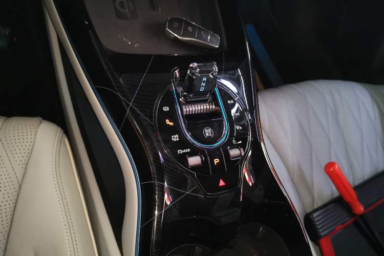 Used BYD Seal 2022 550 km Standard Range Rear-Wheel Drive Prestige Version Gear Lever