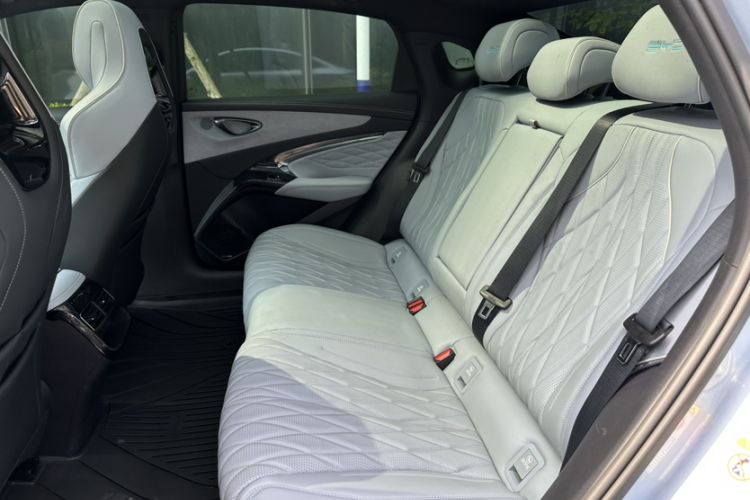 Used BYD Seal 2022 550 km Standard Range Rear-Wheel Drive Prestige Version Interior 3