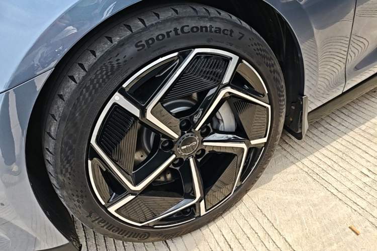 Used BYD Seal 2022 700 km Long-Range Rear-Wheel-Drive Version Left Front Wheel Hub