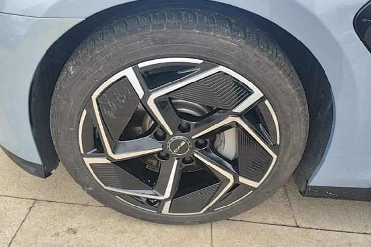 Used BYD Seal 2022 700 km Long-Range Rear-Wheel-Drive Version Left Front Wheel Hub