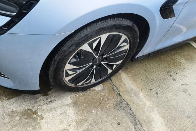 Used BYD Seal 2022 550 km Standard Range Rear-Wheel Drive Prestige Version Left Front Wheel Hub