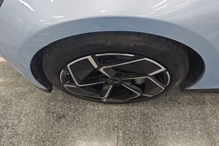 Used BYD Seal 2022 700 km Long-Range Rear-Wheel-Drive Version Left Front Wheel Hub