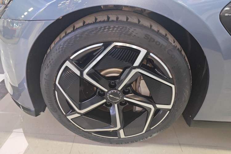 Used BYD Seal 2022 700 km Long-Range Rear-Wheel-Drive Version Left Front Wheel Hub