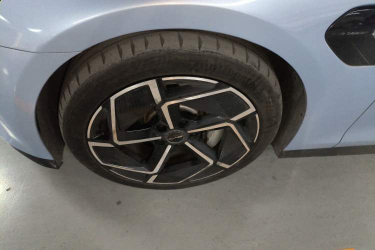 Used BYD Seal 2022 650 km All-Wheel-Drive Performance Version Left Front Wheel Hub