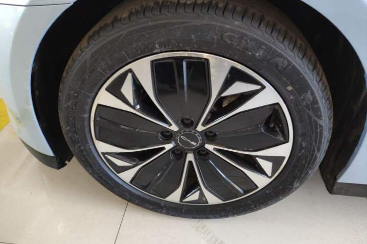 Used BYD Seal 2022 550 km Standard Range Rear-Wheel Drive Prestige Version Left Front Wheel Hub