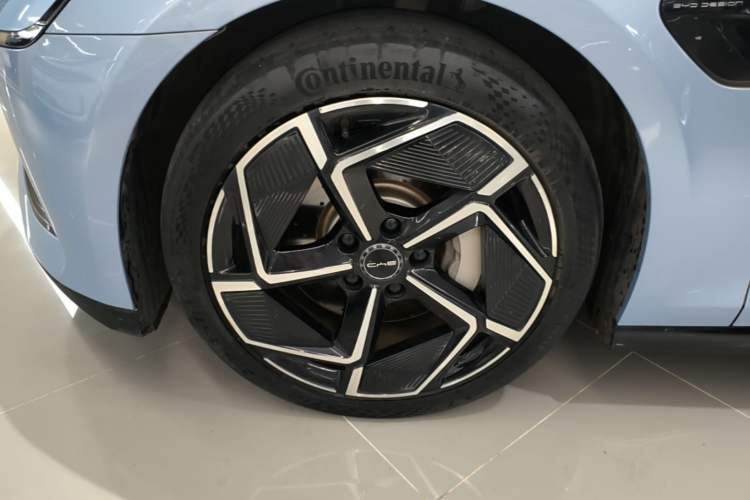 Used BYD Seal 2022 650 km All-Wheel-Drive Performance Version Left Front Wheel Hub