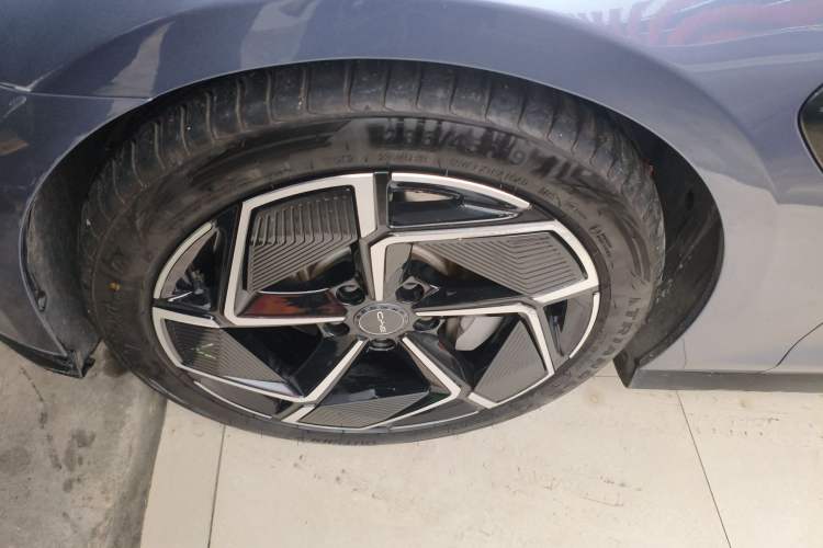 Used BYD Seal 2022 700 km Long-Range Rear-Wheel-Drive Version Left Front Wheel Hub