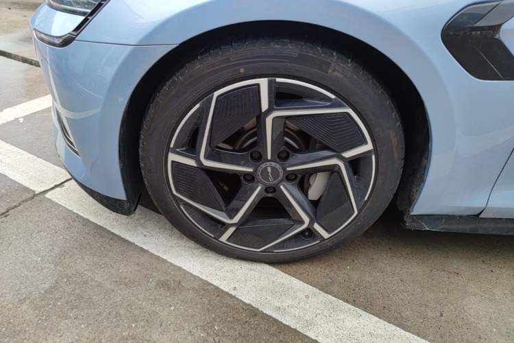 Used BYD Seal 2022 700 km Long-Range Rear-Wheel-Drive Version Left Front Wheel Hub