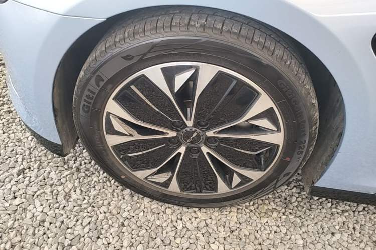 Used BYD Seal 2022 550 km Standard Range Rear-Wheel Drive Prestige Version Left Front Wheel Hub