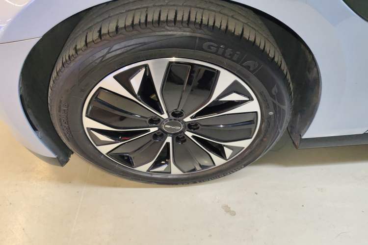 Used BYD Seal 2022 550 km Standard Range Rear-Wheel Drive Prestige Version Left Front Wheel Hub